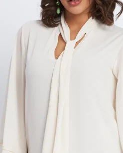 Blusa con scollo a V, fusciacca e manica a volant CREMA