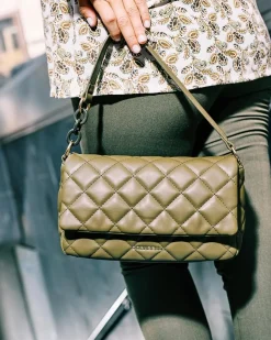 Borsa a mano in ecopelle trapuntata e manico con dettaglio catena smal