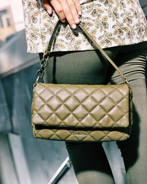Borsa a mano in ecopelle trapuntata e manico con dettaglio catena smal