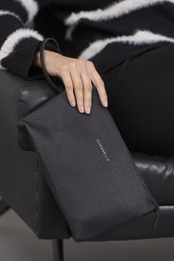 Clutch in ecopelle a grana con logo sul davanti e cinturino da polso N