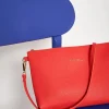 Clutch in ecopelle a grana con logo sul davanti e cinturino da polso P