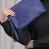 Clutch in ecopelle a grana con logo sul davanti e cinturino da polso B