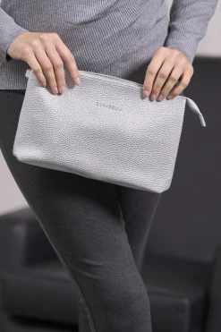 Clutch in ecopelle a grana con logo sul davanti e cinturino da polso A