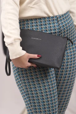 Clutch in ecopelle a grana con logo sul davanti e cinturino da polso N