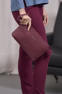 Clutch in ecopelle burgundy con logo e cinturino
