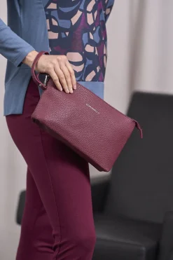 Clutch in ecopelle burgundy con logo e cinturino