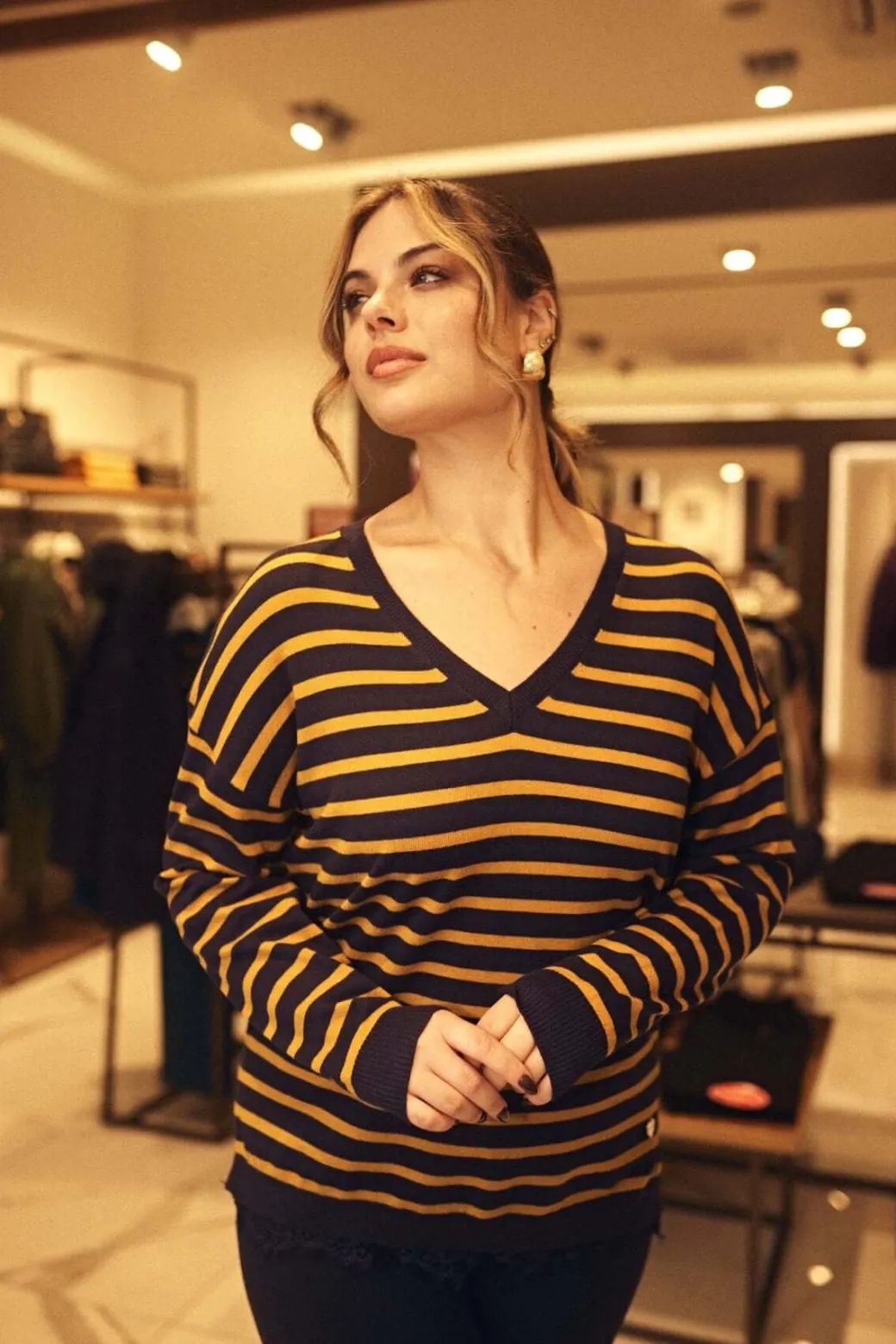 Maglia a righe con scollo a V e trina in pizzo BLU