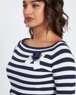 Maglia a righe con scollo a barca e spilla BLU