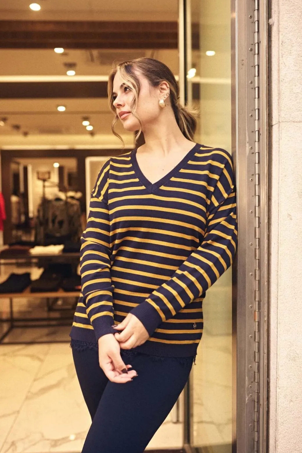 Maglia a righe con scollo a V e trina in pizzo BLU