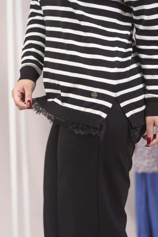 Maglia a righe con scollo a V e trina in pizzo NERO