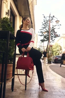 Maglia con scollo regolare e motivo a fantasia frontale NERO