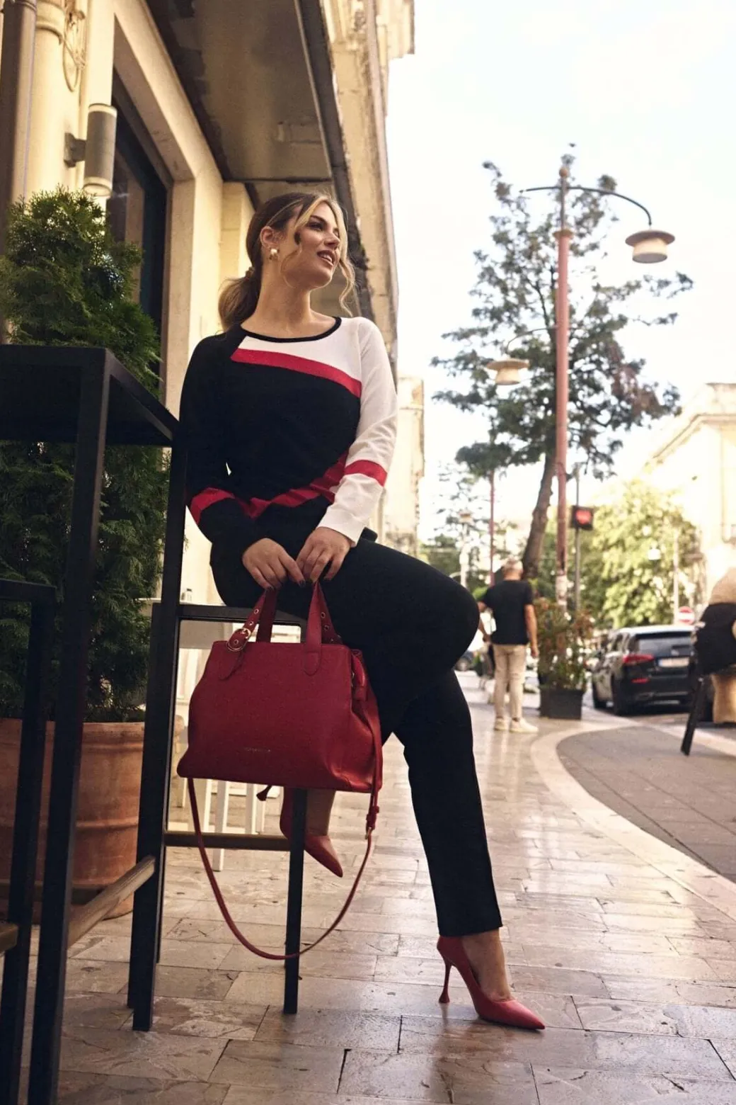 Maglia con scollo regolare e motivo a fantasia frontale NERO