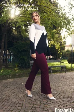 Maglia motivo a rombi con scollo a V e strass NERO