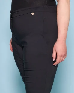 Pantalone a sigaretta in gabardine di misto viscosa elasticizzata NERO