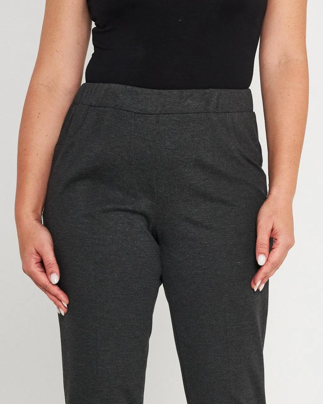 Pantaloni slim fit con vita elastica e dettaglio frontale di piega di